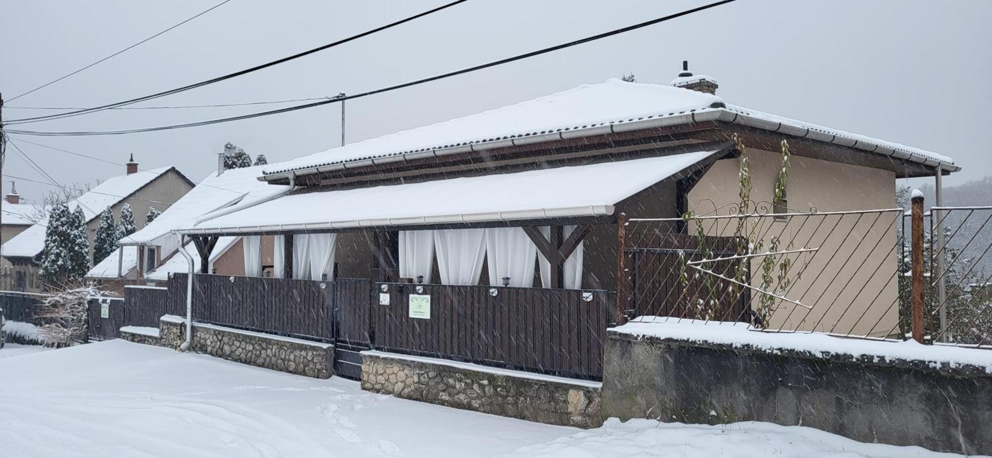 Lugas Apartman Miskolctapolca 2 Haloszoba Dezsa Es Jakuzzi Koezel A Barlangfuerdohoez Εξωτερικό φωτογραφία